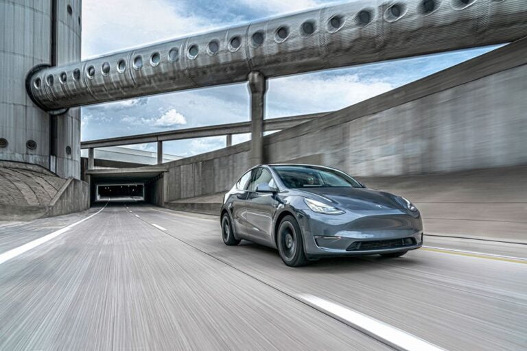 ”Tesla Model Y – Banbrytande teknologi och framtidens körupplevelse”