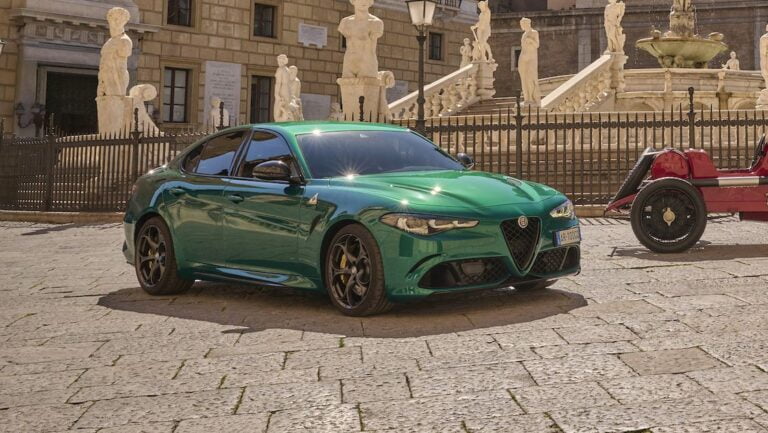 Alfa Romeo Giulia Quadrifoglio 2024: Ett Nytt Kapitel i Prestanda och Elegans