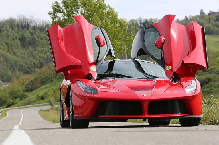 ”Ferrari LaFerrari – En legendarisk hybridbil som står för prestige, innovation & klass”