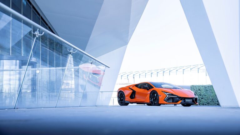 Lamborghini gör Super-Succé med nya vinnaren Revuelto!