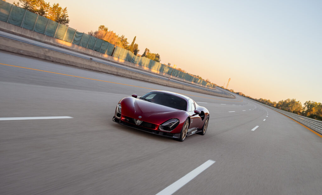 Alfa Romeo 33 Stradale: Testar gränserna på Nardò Ring – Topphastighet på 333 km/h bekräftad!