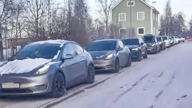 Flera hundra meters kö vid Laddstationerna – Tesla-ägare rasar över öppningen för andra Märken & Fler och fler går över till Bensin, Diesel & Laddhybrider!